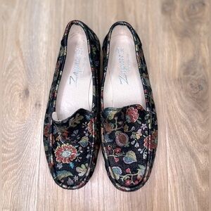 Zapato Hand Made Shoes - Black Florals Casual Driver Loafers (Size 39 EUC)